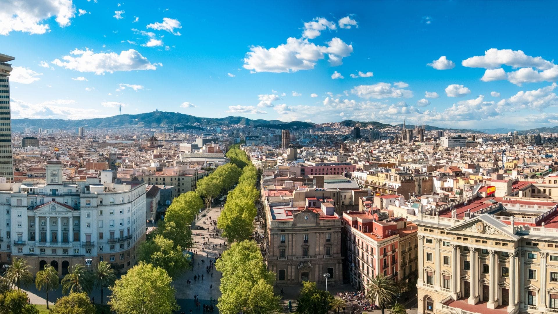 Vista aérea de Barcelona con Las Ramblas atravesando el casco histórico hasta el mar