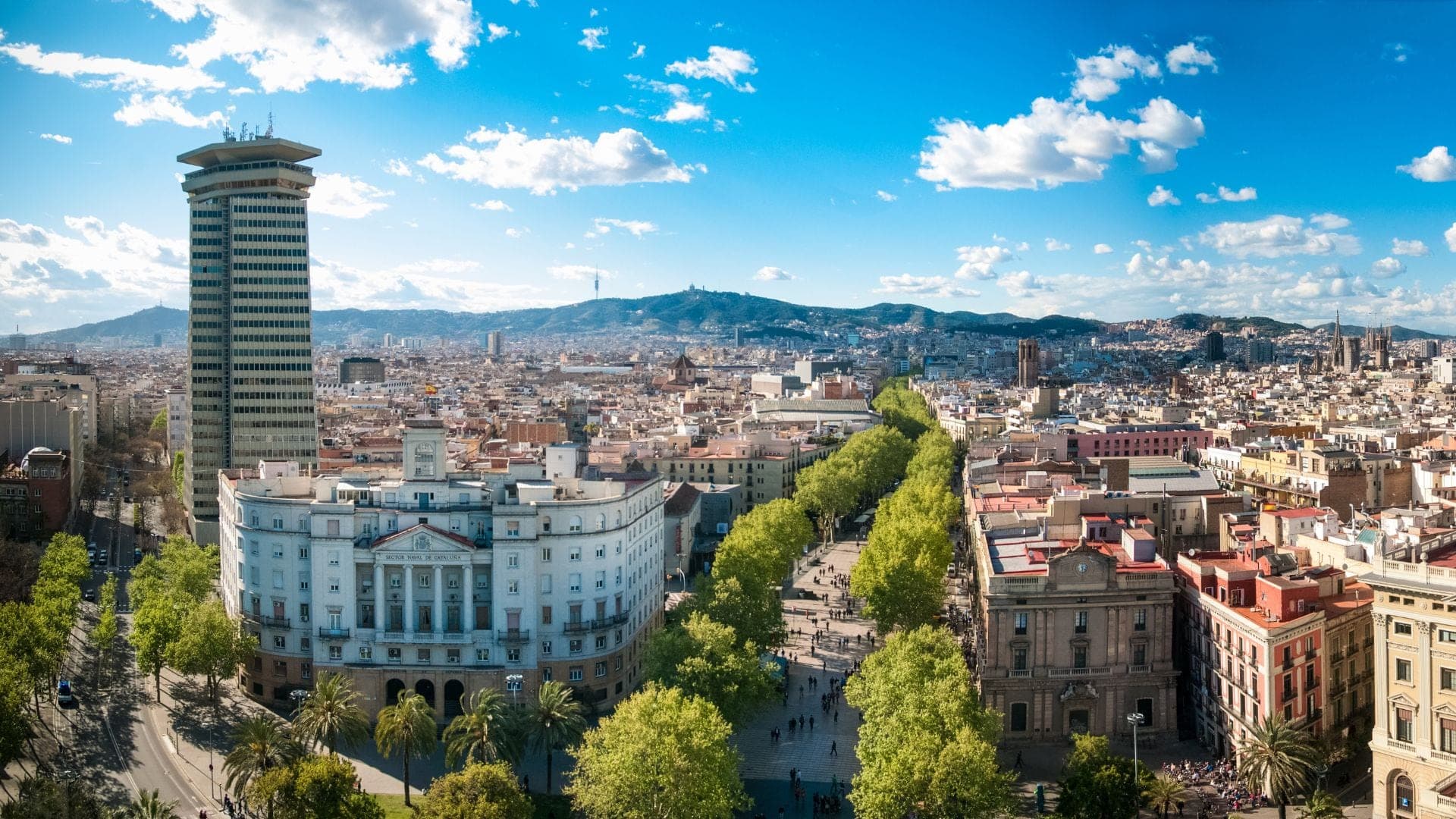 Vista aérea de Barcelona con Las Ramblas y el Monumento a Colón