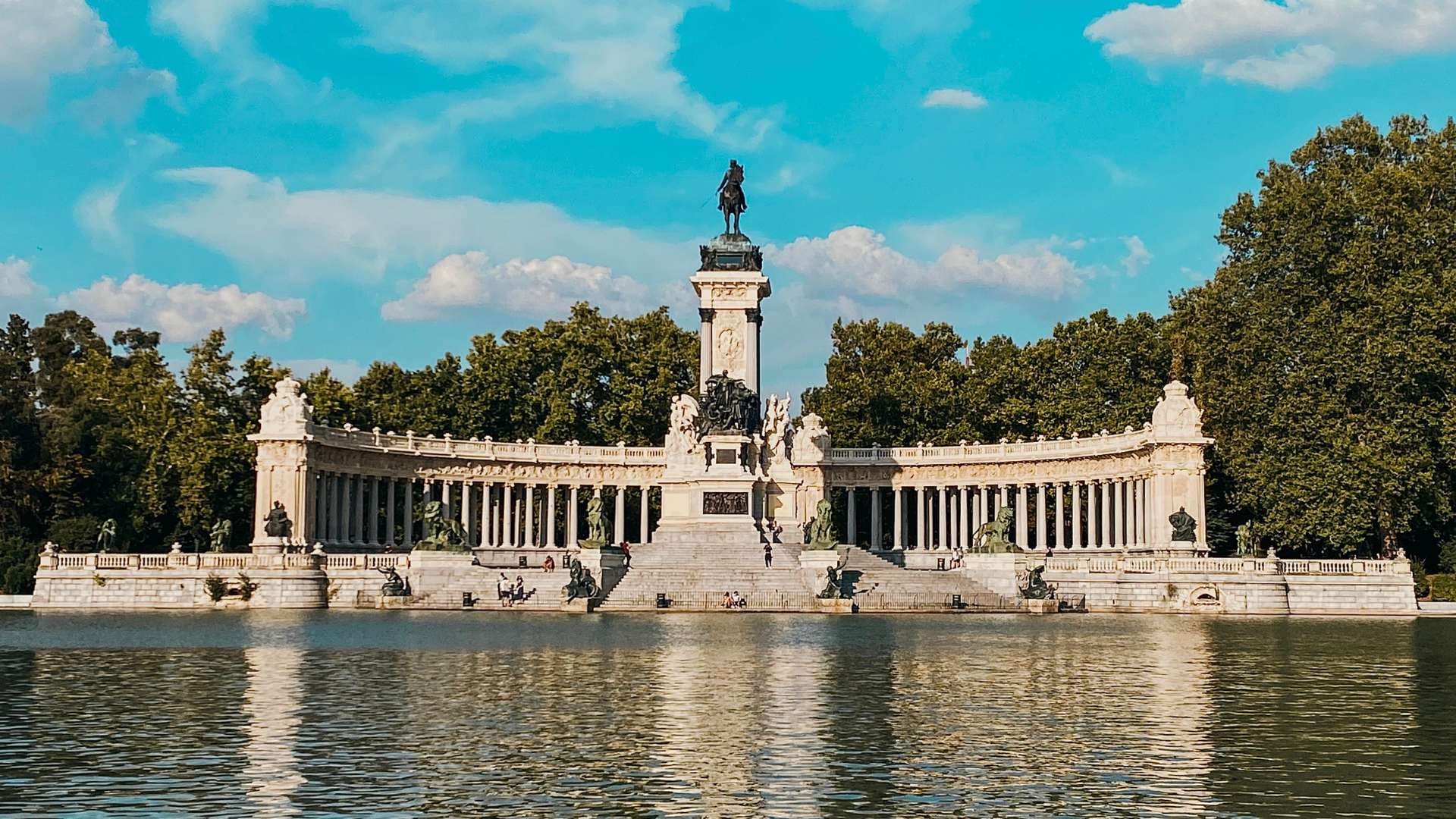 Monumento a Alfonso XII en el estanque del Parque del Retiro, Madrid
