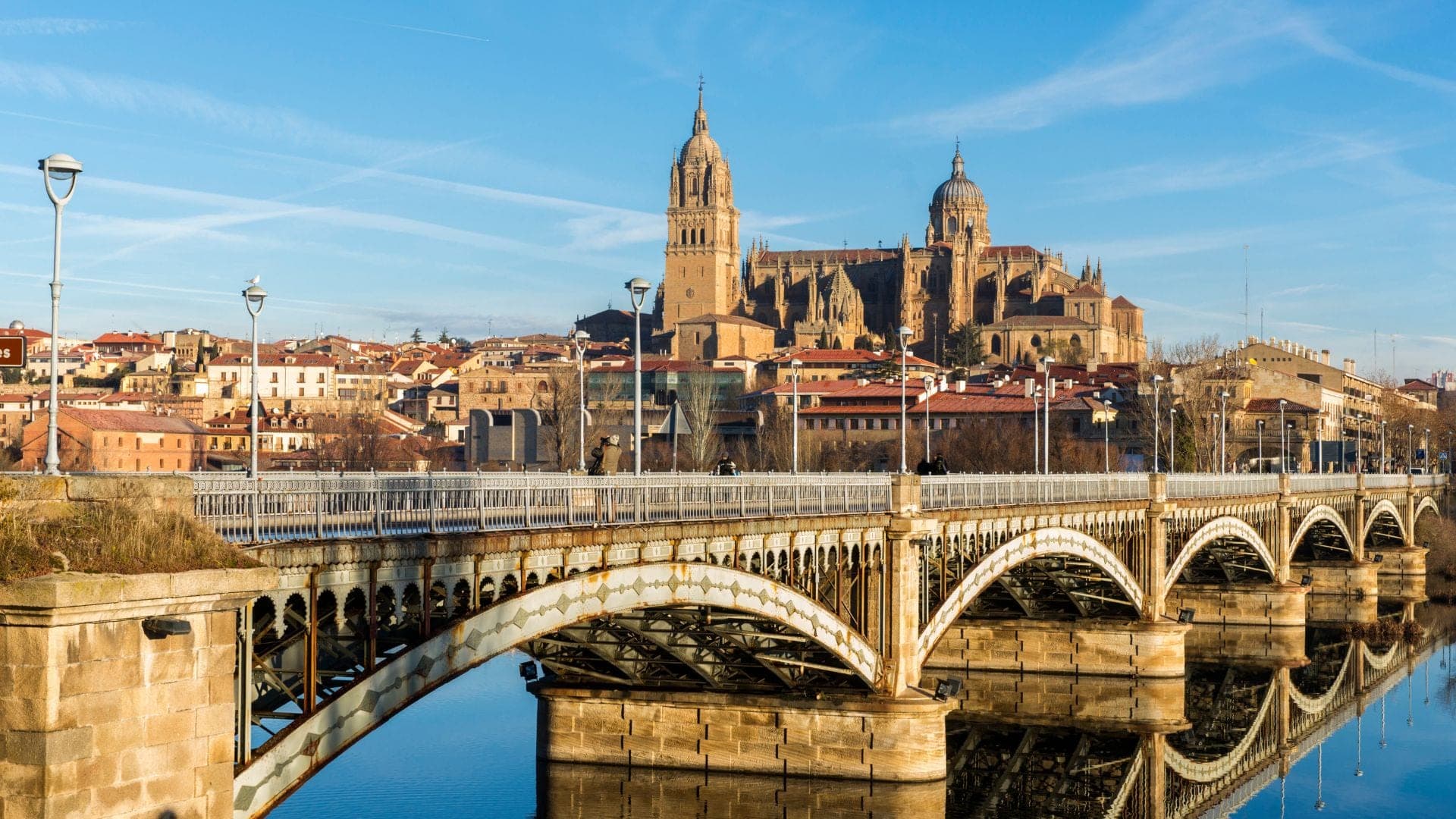 Catedral de Salamanca y Puente Romano sobre el río Tormes, una de las cunas universitarias de Europa