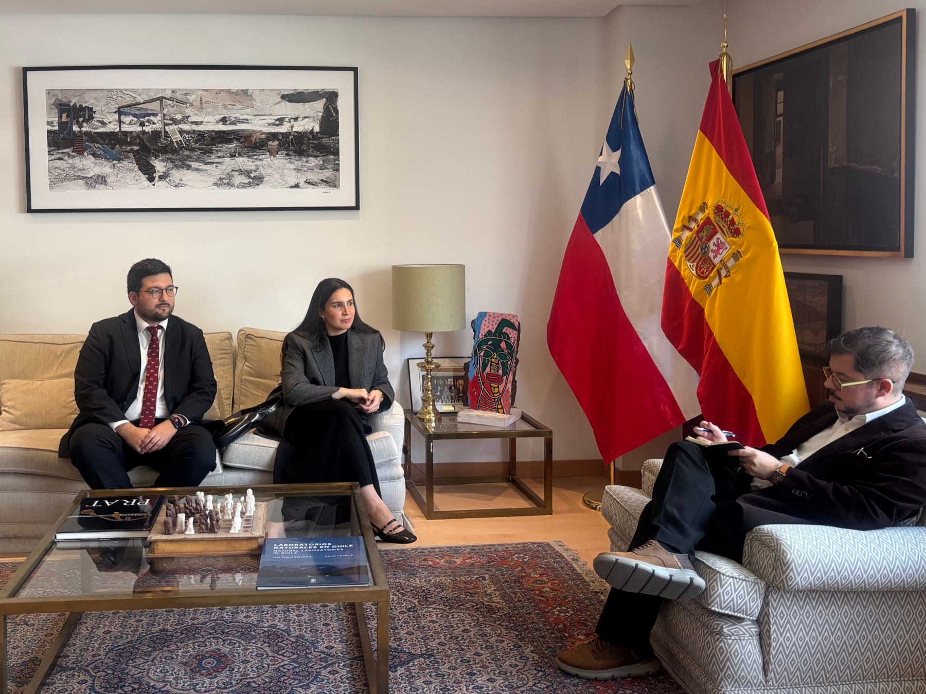 Sebastián León y Melanie Moraga en reunión en la Embajada de Chile en Madrid