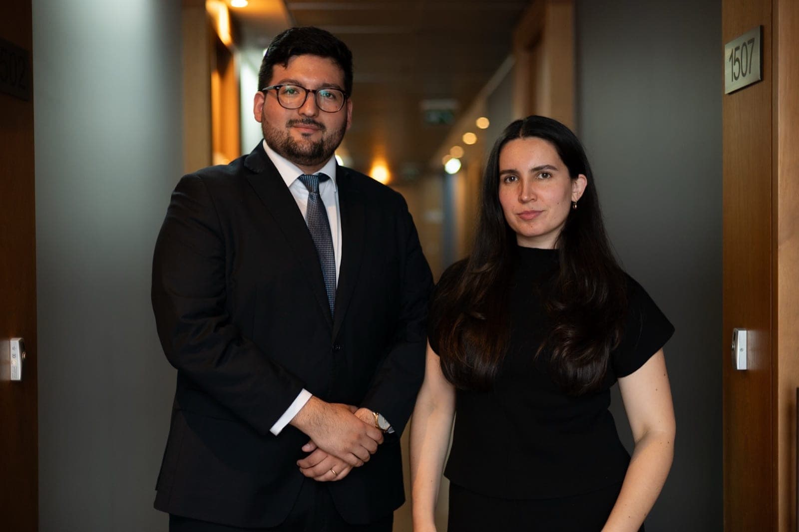 Sebastián León Sánchez y Melanie Moraga Villanueva, socios fundadores de Chilenos a España, en el estudio de Reñaca Norte 25, Viña del Mar
