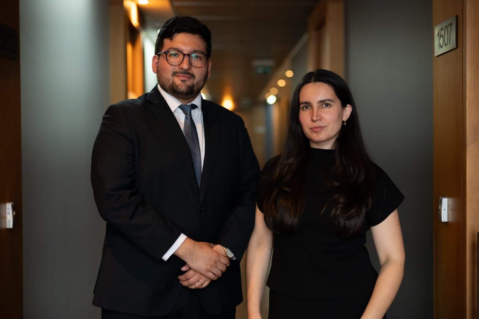 Sebastián León Sánchez y Melanie Moraga Villanueva, socios fundadores de Chilenos a España, en el estudio de Reñaca Norte 25, Viña del Mar