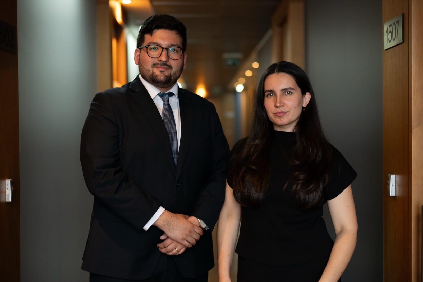 Sebastián León Sánchez y Melanie Moraga Villanueva, socios fundadores de Chilenos a España, en el estudio de Reñaca Norte 25, Viña del Mar